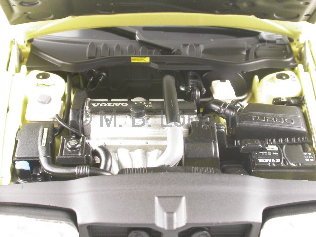 Volvo_850_T5-R_cremegelb_19501_AutoArt_18_Motor.jpg