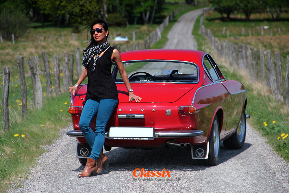 girl-with-volvo-p1800.jpg